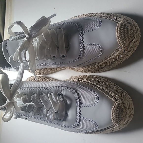 Christian Louboutin - Picture 3 of 8